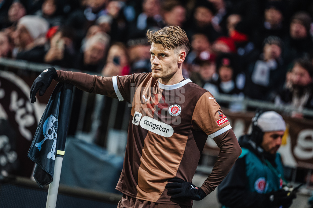 Fußball | Männer | Saison 2024/2025  | Fußball-Bundesliga | 12. Spieltag | FC St. Pauli vs. Holstein Kiel | 29.11.2024 | Eric Smith (#8, FC St. Pauli) stützt sich an der Eckfahne ab