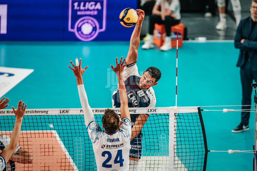 Volleyball | Herren | Saison 2024/2025 | 1. Volleyball Bundesliga Männer | Halbfinale | SVG Lüneburg vs. VfB Friedrichshafen | 19.04.2025 | Lorenz Karlitzek (#10, SVG Lüneburg) beim Angriff