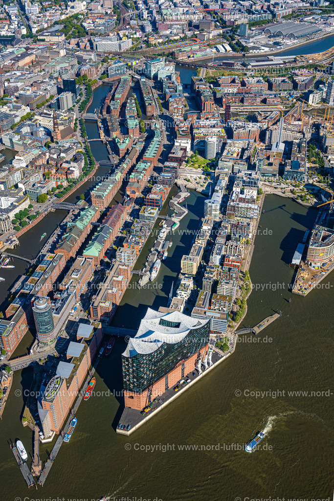 Hamburg_Hafencity_ELS_2756200922 | HAMBURG 20.09.2022 Elbphilharmonie am Ufer der Elbe in Hamburg. Das Konzerthaus- Gebäude im Stadtteil Hamburg-HafenCity befindet sich am Ufer der Elbe der Hansestadt. Weiterführende Informationen bei: BGT Bischoff Glastechnik AG,  Drees & Sommer SE,  Herzog & de Meuron,  Höhler+Partner Architekten PartGmbB,  IBB GmbH - Ingenieurbüro für Brandschutz von Bauarten,  Ingenieurbüro Dr. Siebert Büro für Bauwesen,  Quantum Immobilien AG,  ReGe Hamburg Projekt-Realisierungsgesellschaft mbH. // The Elbe Philharmonic Hall on the river bank of the Elbe in Hamburg. Further information at: BGT Bischoff Glastechnik AG,  Drees & Sommer SE,  Herzog & de Meuron,  Hoehler+Partner Architekten PartGmbB,  IBB GmbH - Ingenieurbuero fuer Brandschutz von Bauarten,  Ingenieurbuero Dr. Siebert Buero fuer Bauwesen,  Quantum Immobilien AG,  ReGe Hamburg Projekt-Realisierungsgesellschaft mbH. Foto: Martin Elsen