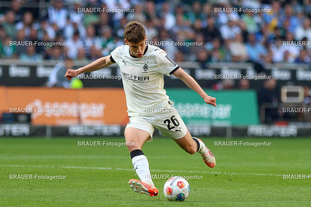 Borussia Mönchengladbach vs Hamburger SV - Bundesliga  | Mönchengladbach, Deutschland, 24.08.25:   Lucas Ullrich (Borussia Mönchengladbach) in Aktion am Ball, Einzelaktion waehrend des Spiels der Bundesliga zwischen Borussia Mönchengladbach vs Hamburger SV im Stadion im Borussia Park(Foto von Brauer-Fotoagentur / Adrian Schlueter)