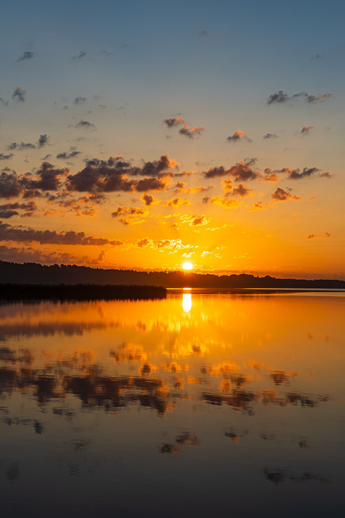 Sonnenaufgang in Seedorf am Schaalsee mit Wolken und Spiegelung | Sonnenaufgang in Seedorf am Schaalsee mit Wolken und Spiegelung.