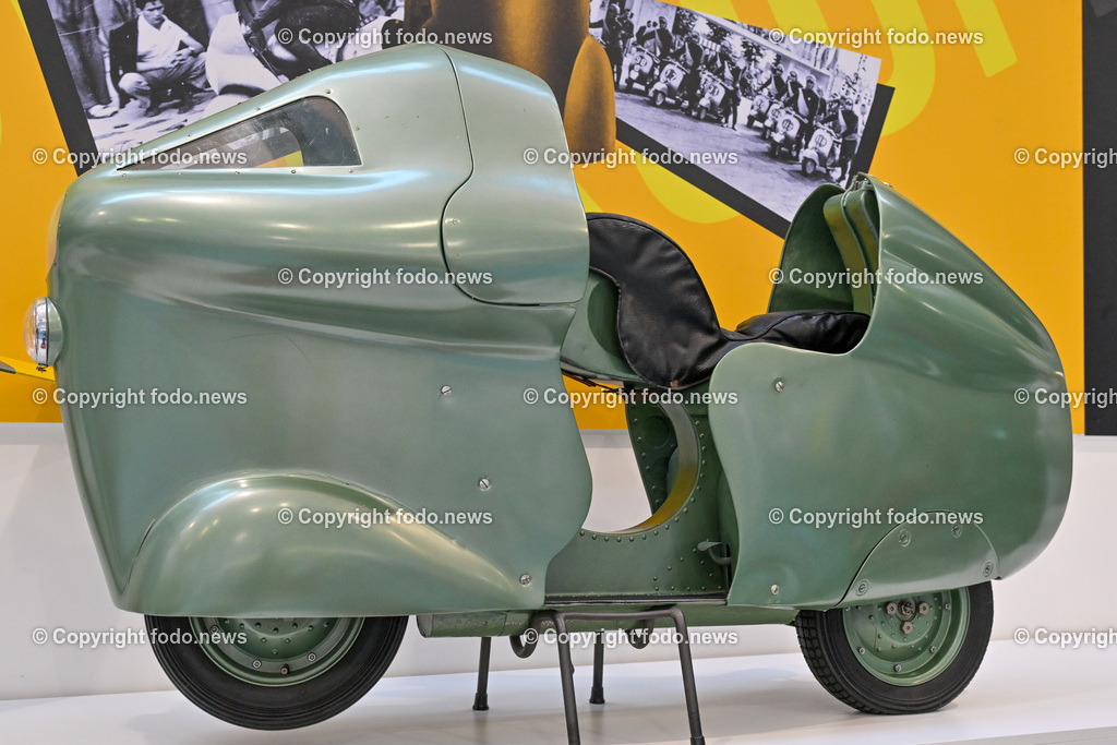 Italien_ Toskana_ Provinz Pisa_ Pontedera_ Vespa_ 29.05.2024-27 | 29.05.2024, Italien, ITA, Toskana, Pontedera im Bild Piaggio, Vespa, Museum

Piaggio ist ein italienischer Fahrzeughersteller mit Sitz in Pontedera. Das Unternehmen produziert verschiedene Mofas und Motorroller, unter anderem die Vespa, das Lastendreirad Ape sowie den Kleintransporter Porter. Zum Konzern gehören auch die Motorradmarken Aprilia, Derbi, Gilera, Laverda und Moto Guzzi. 
Quelle: Wikipedia