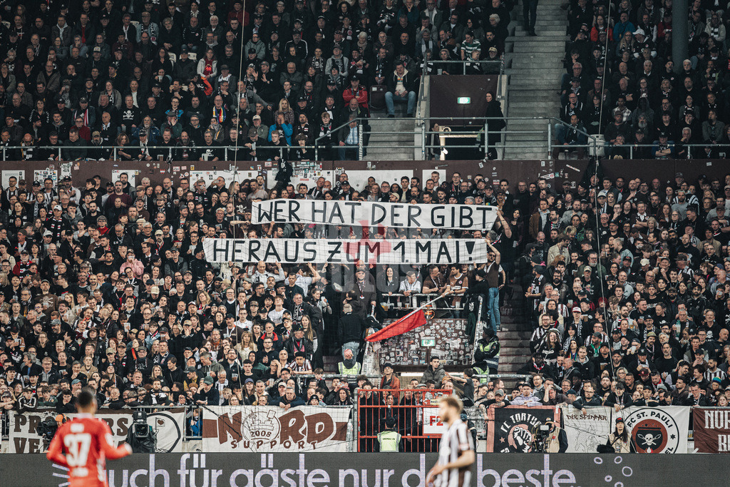 Fußball | Männer | Saison 2025/2026  | Fußball-Bundesliga | 30. Spieltag | FC St. Pauli vs. 1. FC Köln | 17.04.2026 | Banner Transparent der Fans von St Pauli Wer hat der Gibt heraus zum 1. Mai