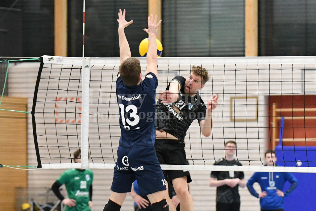 TSV Deggendorf  : VC Eitting 09 | Ehemalige Kollegen in Eitting: Consti Schmid mit einem Schmetterball gegen Deggendorfs Tim Hartmann (Außenangreifer) - Realisiert mit Pictrs.com