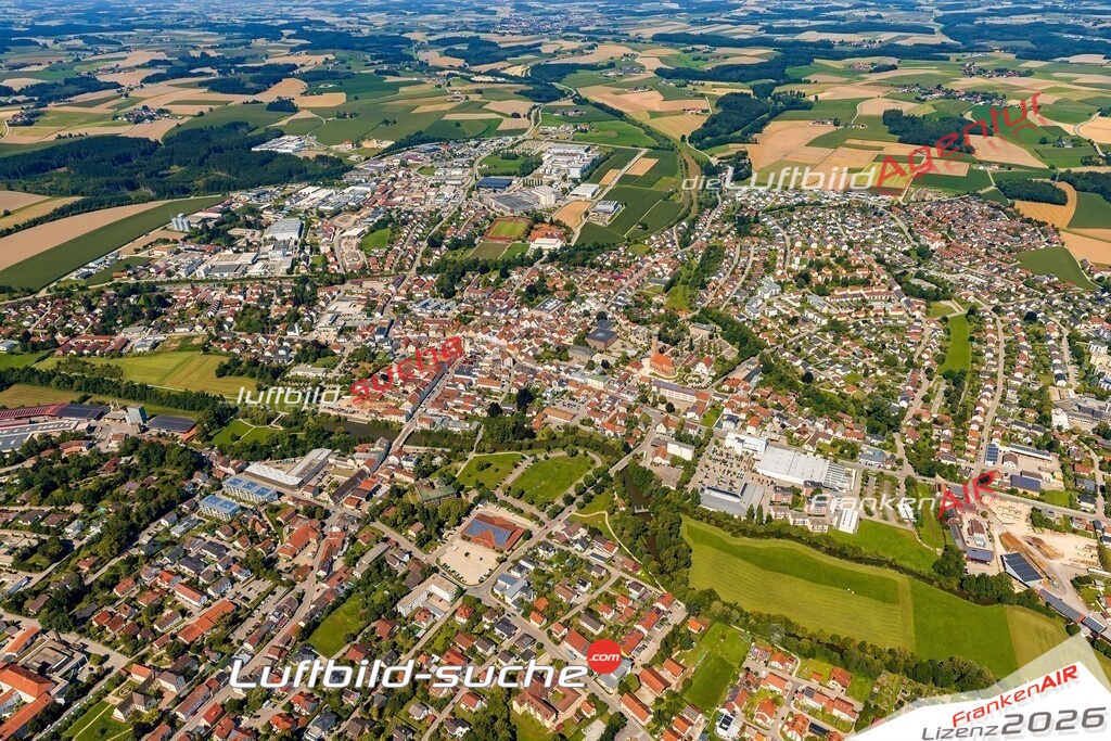 Luftaufnahme von  Vilsbiburg - Die Luftaufnahme wurde 2025 vom UL-Flugzeug heraus erstellt ( keine Drohne ) - Hochauflösende Luftaufnahme - für professionelle Ausdrucke geeignet. Die Geschenkidee !Mit Lizenz und Bildrechte bestellbar