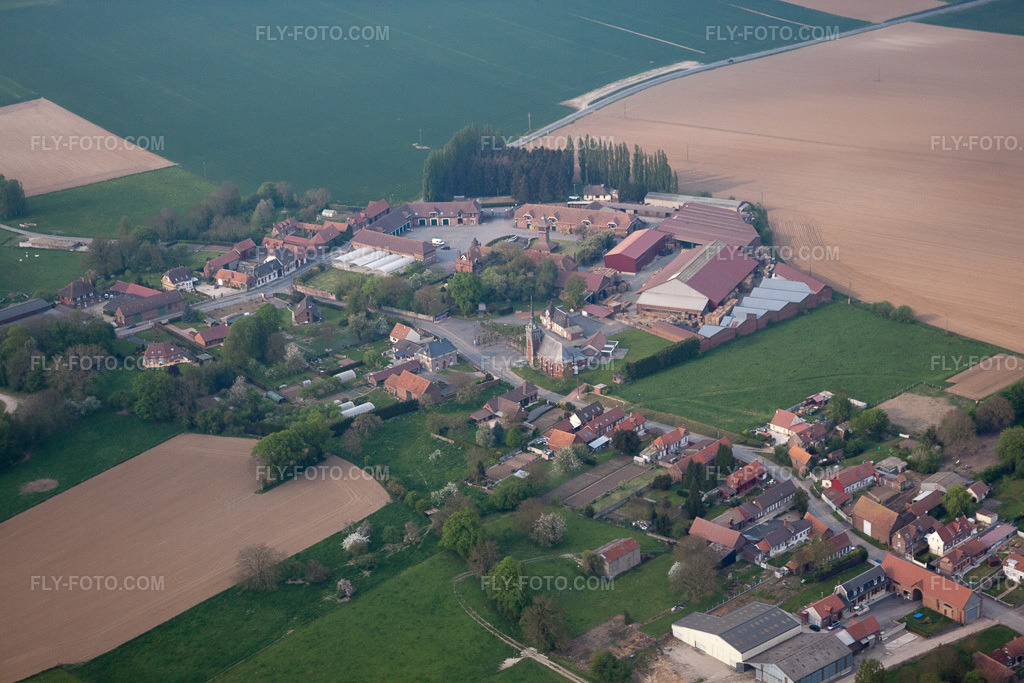 Aerial view: View of the town in Gomiécourt in the state Pas de Calais, France. – Photo: IMG_40075.jpg taken on 04/17/2011 by Werner Riehm/FLY-FOTO.com – Resolution of the original: 4752 x 3168 px