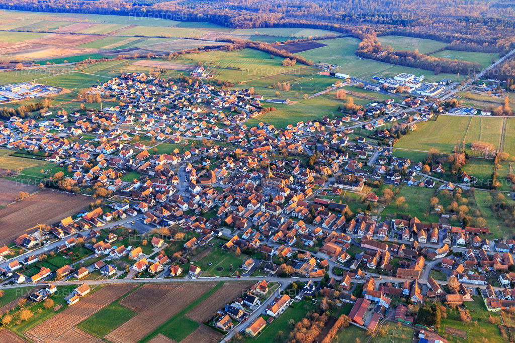 Vue aérienne: Vue de la ville depuis le nord à Surbourg dans le département Bas Rhin, France – .Photo: IMG_104998.jpg prise le 21/03/2018 par Werner Riehm/FLY-FOTO.eu – Résolution de l'original: 5472 x 3648 px