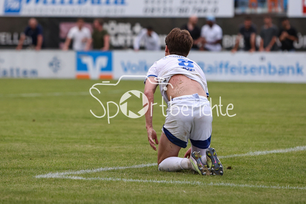 FC Pipinsried - FC Deisenhofen | ein enttaeuschter Bjoern JOST (FCD #8) am Boden