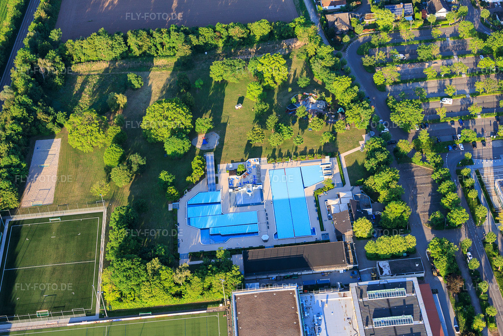 Luftbild: Am Schwimmbad in Offenbach an der Queich im Bundesland Rheinland-Pfalz in Deutschland.Foto: IMG_156178.jpg vom 09.05.2026 durch Werner Riehm/FLY-FOTO.deAuflösung des Originals: 5391 x 3594 pxColosseo Offenbach | Pizzeria | Italienisches Restaurant