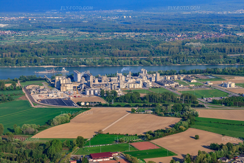 Aerial view: Roquette Frères chemical factory on the banks of the Rhine in Beinheim in the state Bas-Rhin, France. – Photo: IMG_39468.jpg taken on 04/14/2011 by Werner Riehm/FLY-FOTO.com – Resolution of the original: 4752 x 3168 px – Roquette: Turning Nature’s Potential into Life’s Essentials