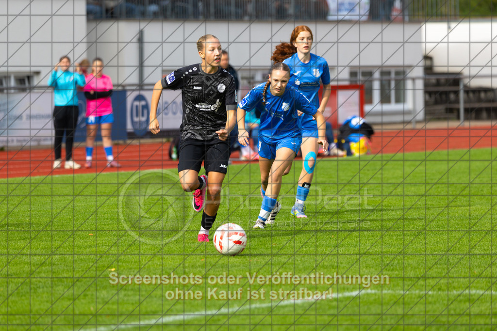 20261010_140833_0280_(c)_by_PhotoPeet | Paulin Rieg (1.FC Donzdorf #15)1.FC Donzdorf (schwarz) vs. SC Sand (blau), Fußball, EnBW-Oberliga B -Juniorinnen, 05. Spieltag, Saison 2026/2027, Rasenplatz Lautertal Stadion, Süßener Straße 16, 73072 Donzdorf, 10.10.2026 - 14:00 Uhr,Foto: PhotoPeet / Sport- &amp; Eventfotografie / Peter Harich