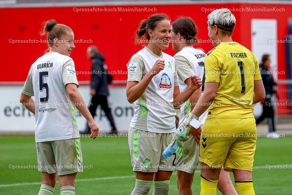 xsscx17052601042 | 17.05.2026, xsscx, Frauen Fussball, Bayer 04 Leverkusen - Werder Bremen, 1. Fussball Bundesliga, 26. Spieltag, Ulrich-Haberland-Stadion, Saison 2025 2026: Die Mannschaft von Werder Bremen feiert ihren Sieg zum 1:3 mit Michelle Ulbrich (Werder Bremen #5), Hanna Nemeth (Werder Bremen #23), Vanessa Fischer (Werder Bremen #1) DFB regulations prohibit any use of photographs as image sequences and or quasi-video. Photo: xSandraxScherningxPressefotoKochx
