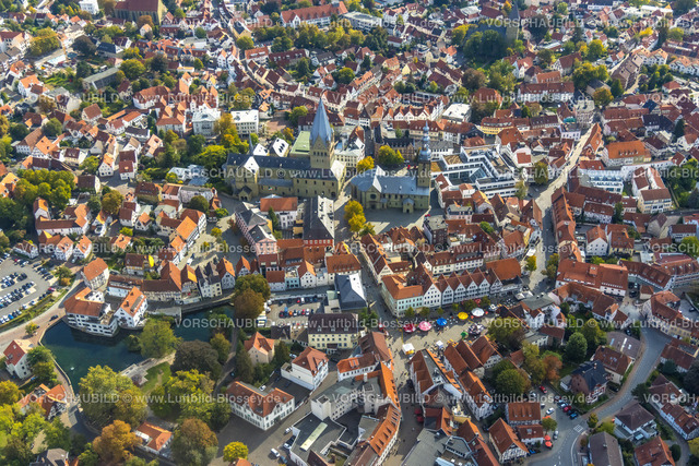Soest220904427 | Luftbild, Altstadt mit St. Petri (Alde Kerke) und kath. Kirche St.-Patrokli-Dom, Soest, Soester Börde, Nordrhein-Westfalen, Deutschland