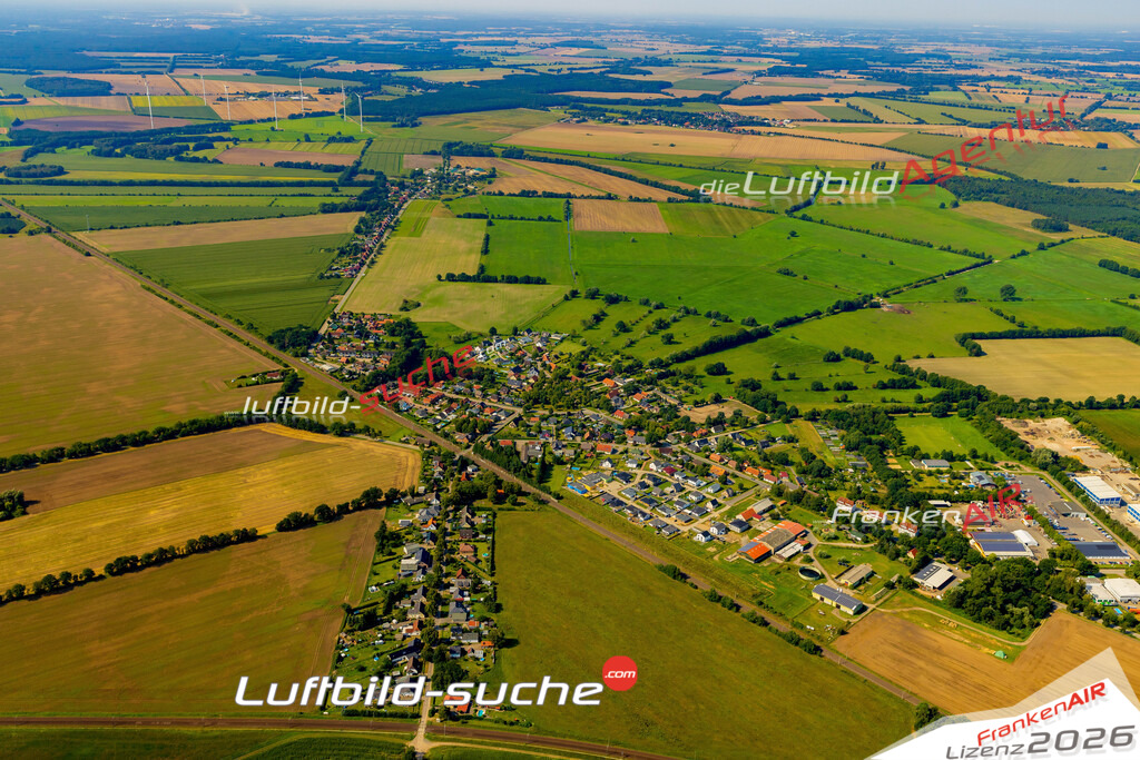 Stadt Holthusen von Oben- Die Luftaufnahme wurde 2025 vom UL-Flugzeug heraus erstellt ( keine Drohnenaufnahme ) - Hochauflösende Luftaufnahme - für Wandbilder und großformatige Ausdrucke geeignet. Das besondere Geschenk!Hier alle&nbsp;Infos zur Lizenzierung der LuftaufnahmeWir fliegen auch dieses Jahr wieder in Ihre Region um Luftbilder zu erstellen.- Luftbild anfragen