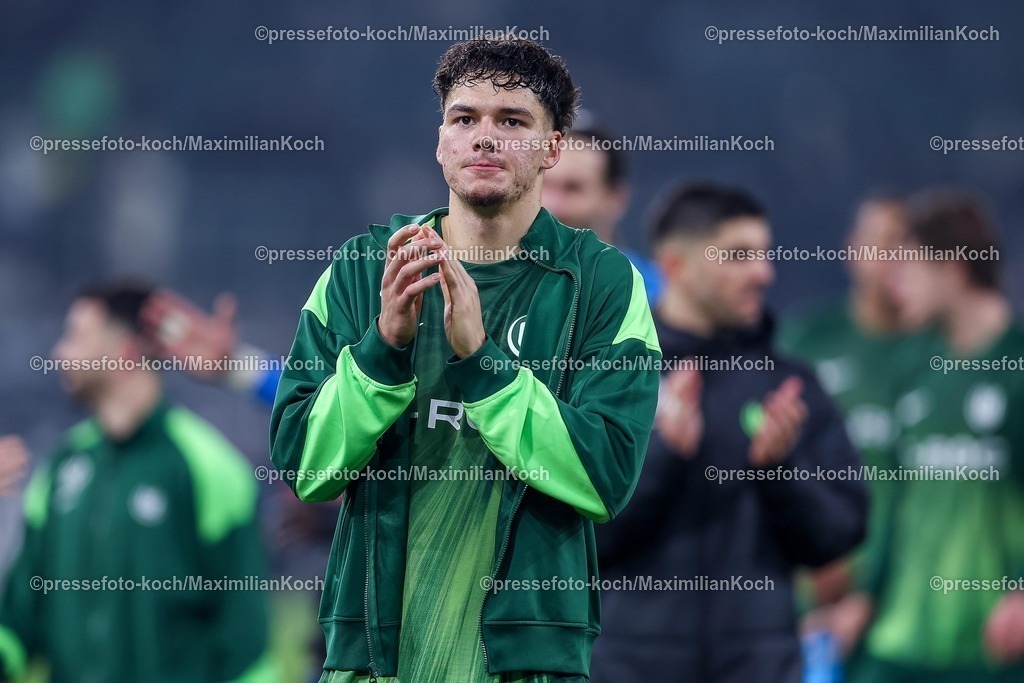 BMG13122502222 | 13.12.2025, Fußball, Borussia Mönchengladbach - VfL Wolfsburg, 1. Fußball Bundesliga, 14.Spieltag, Borussia-Park, Saison 2025 2026: Jenson Seelt&nbsp;(VfL Wolfsburg #14)   DFB regulations prohibit any use of photographs as image sequences and or quasi-video.