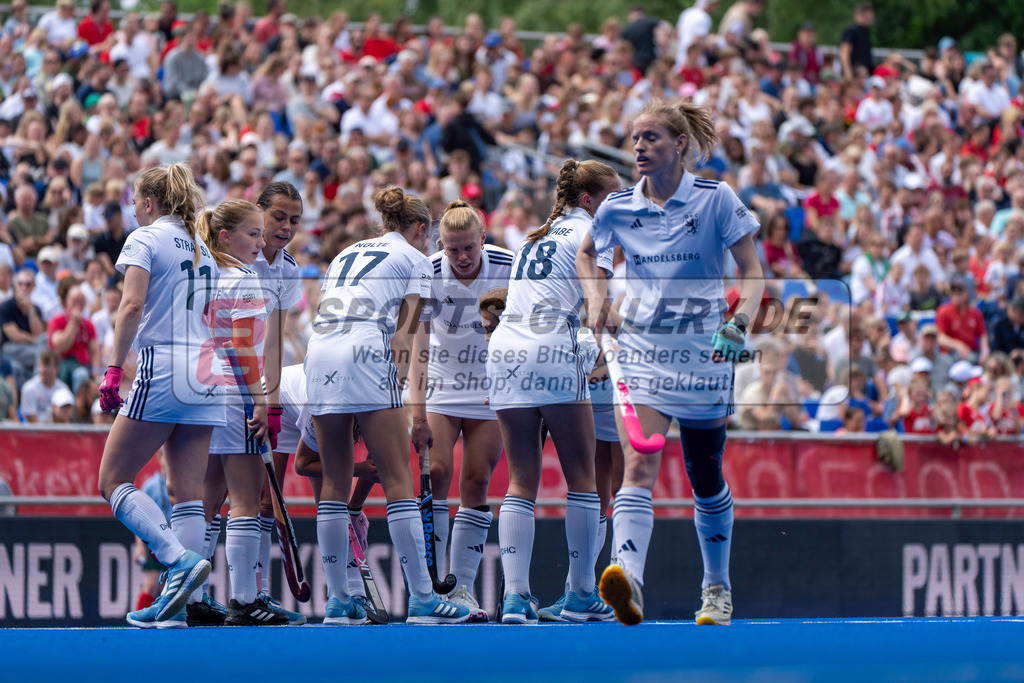 Final4_20250601-1059-HK108283 | Krefeld, Deutschland, 01.06.2025:  Feldhockey Final4 2025 – „Deutsche Feldhockey-Meisterschaften 2025“ Harvestehuder HTC - Düsseldorfer HC (Finale Damen) im Gerd-Wellen-Hockeyanlage am 01.06.2025 in Krefeld, Deutschland. (Foto von Kramhöller/Fehrmann/Kaste)Krefeld, Germany, 01.06.2025: Feldhockey Final4 2025 – „Deutsche Feldhockey-Meisterschaften 2025“ Harvestehuder HTC - Düsseldorfer HC (Finale Damen) in Gerd-Wellen-Hockeyanlage at 01.06.2025 in Krefeld, Deutschland. (Foto from Kramhöller/Fehrmann/Kaste)