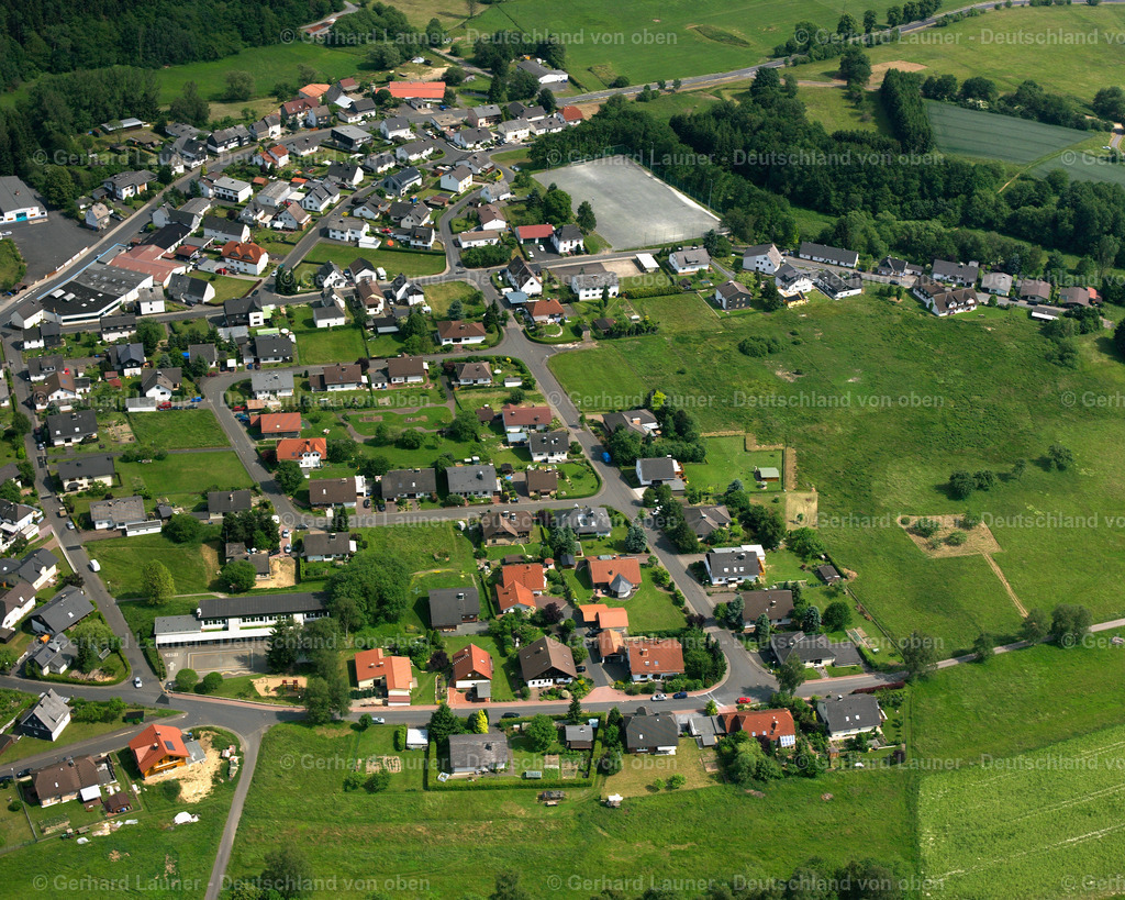 2611023 | MANDELN 09.06.2006 Landwirtschaftliche Nutzflächen und Feldgrenzen  umsäumen das Siedlungsgebiet des Dorfes in Mandeln im Bundesland Hessen, Deutschland // Agricultural land and field boundaries surround the settlement area of the village  in Mandeln in the state Hesse, Germany Foto: Gerhard Launer