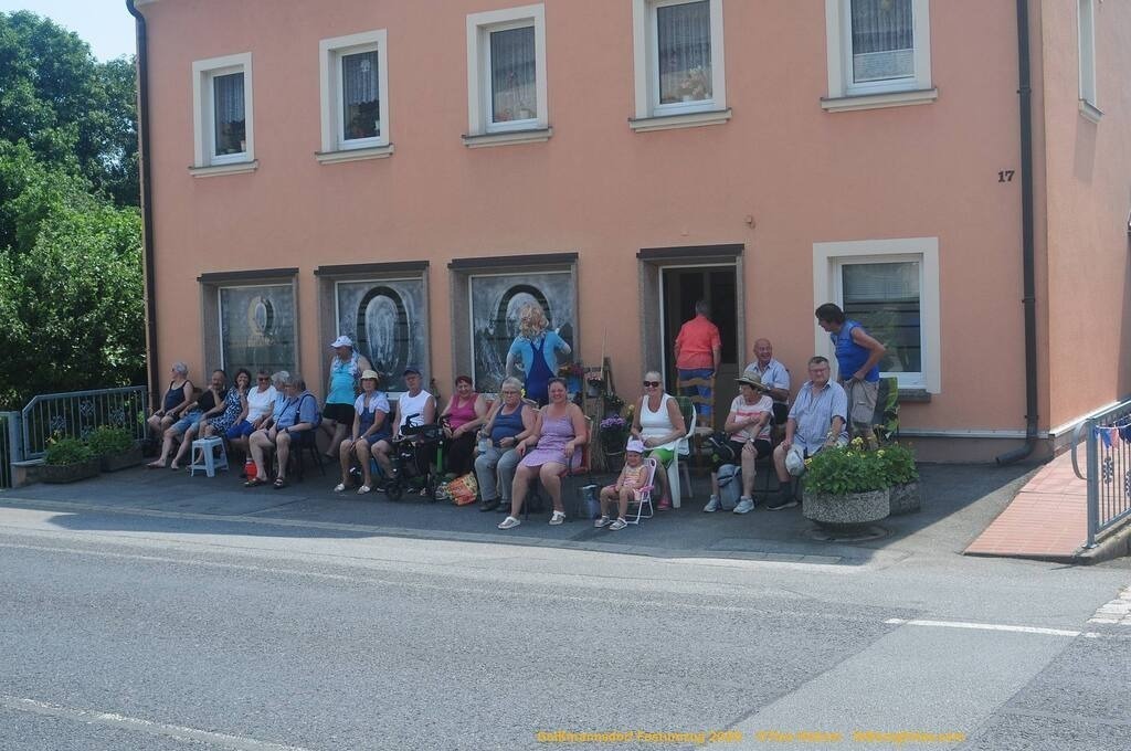 Geißmannsdorf-2026-Festumzug-002 | Festumzug in Geißmannsdorf bei Bischofswerda im Juni 2026. Fotografische Eindrücke und Momentaufnahmen vom Festumzug anläßlich des 800-jährigen Bestehens von Geißmannsdorf - mit Teilnehmern und Gästen, Strohpuppen und geschmückten Vorgärten und Grundstücken - Realisiert mit Pictrs.com