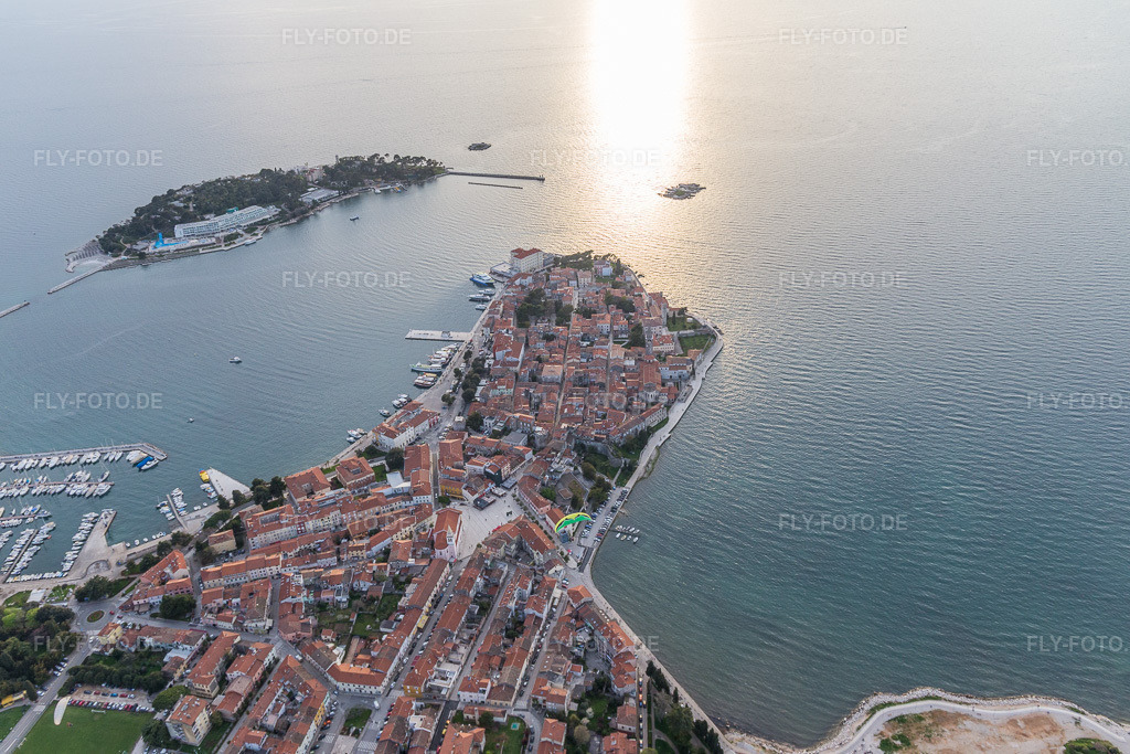 Luftbild: Ortsansicht in Poreč im Bundesland Gespanschaft Istrien in Kroatien. Foto: IMG_106405.jpg vom 14.04.2018 durch Werner Riehm/FLY-FOTO.de