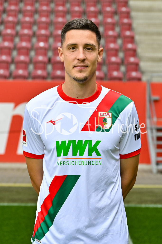 FC Augsburg 2025/26 | Keven SCHLOTTERBECK / Einzelfoto / Freisteller / Media Day FC Augsburg: WWK-Arena am 06.08.2025