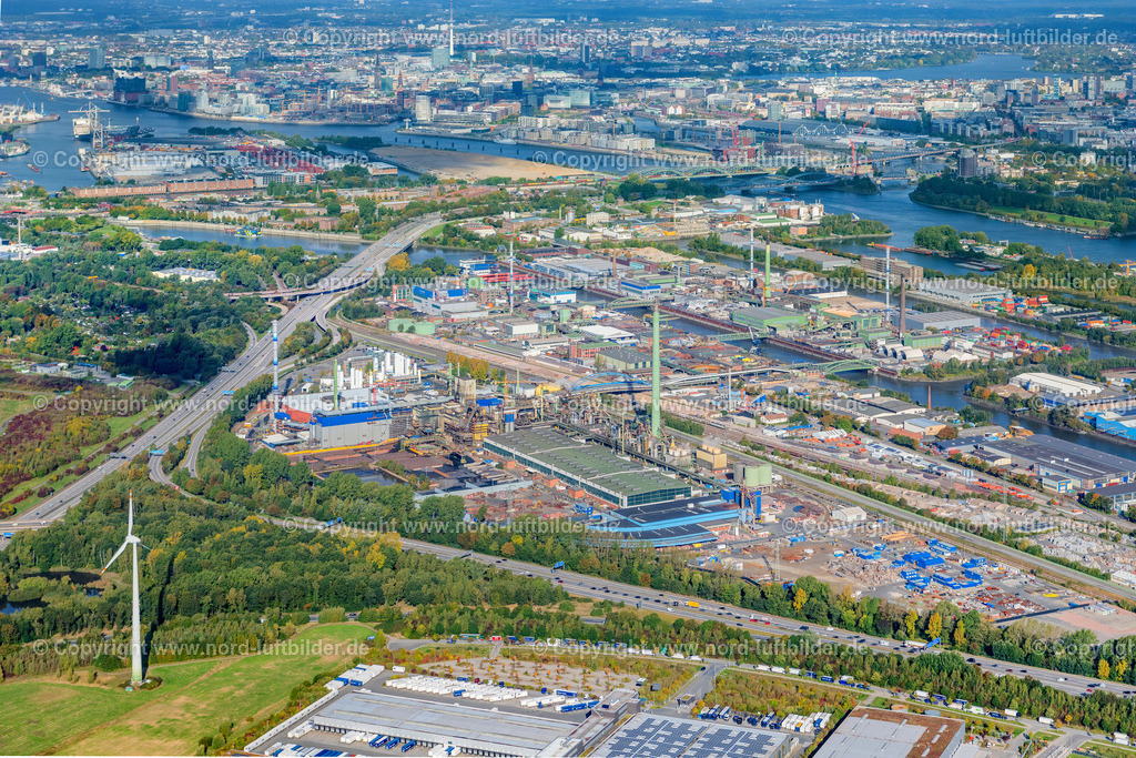 Hamburg_Peute_Aurubis_Kupfer_Hütte_ELS_4160081022 | HAMBURG 08.10.2022 Gebäude und Produktionshallen Kupferhütte " Aurubis " auf dem Werksgelände am Müggenburger Hauptdeich Peute in Hamburg, Deutschland. Weiterführende Informationen bei: Aurubis AG. // "Aurubis" copper works and production halls on the factory premises on the Mueggenburg main dike Peute in Hamburg, Germany. Further information at: Aurubis AG. Foto: Martin Elsen