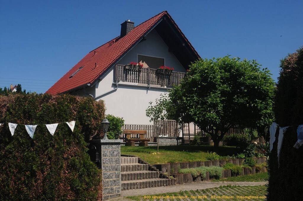 Geißmannsdorf-2026-Ortsbilder-651 | Geißmannsdorf bei Bischofswerda im Sommer 2026. Ein fotografischer Streifzug durch das Dorf Geißmannsdorf, mit Gebäuden, Straßen, Strohpuppen und geschmückten Vorgärten und Grundstücken anlässlich der 800-Jahr-Feier von Geißmannsdorf im Juni 2026 - Realisiert mit Pictrs.com