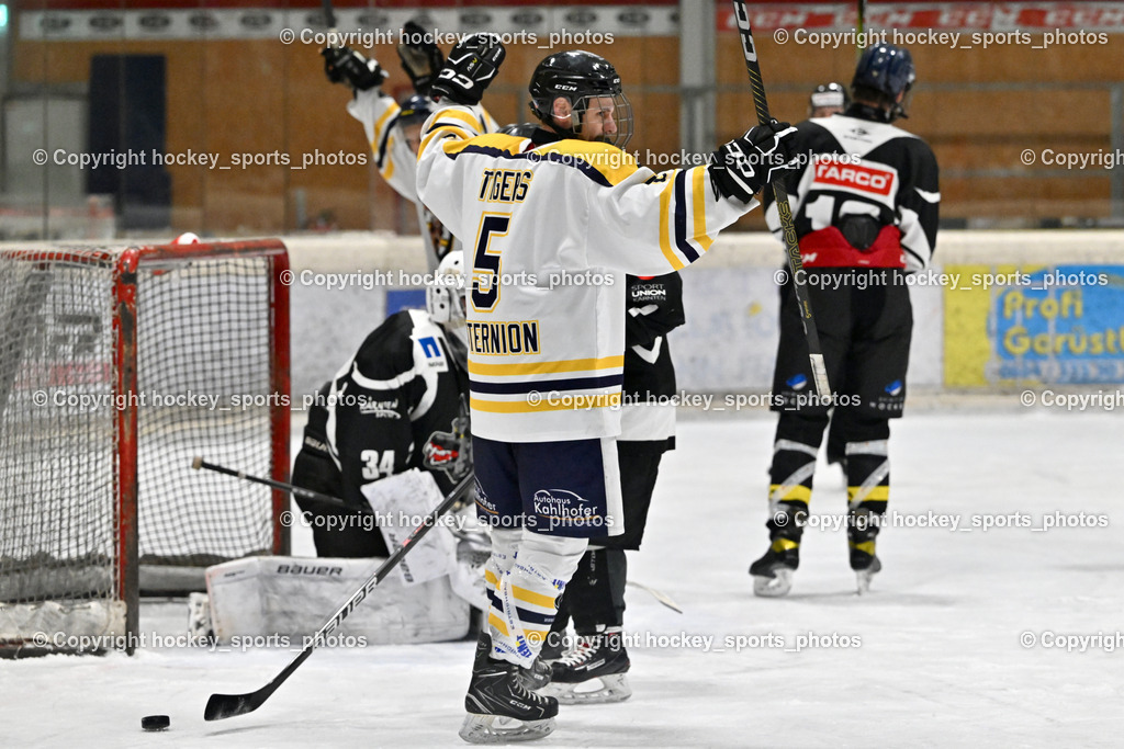 EC Tigers Paternion vs. Tarco Wölfe II | #34 Schleinzer Manuel Tarco Wölfe II, Jubel #5 Rauter Marcel EC Tigers Paternion, EC Tigers Paternion vs. Tarco Wölfe II, EC Tigers Paternion vs. Tarco Wölfe II am 19.12.2024 in Spittal an der Drau (Eissportzentrum Spittal), Austria, (Photo by Bernd Stefan)