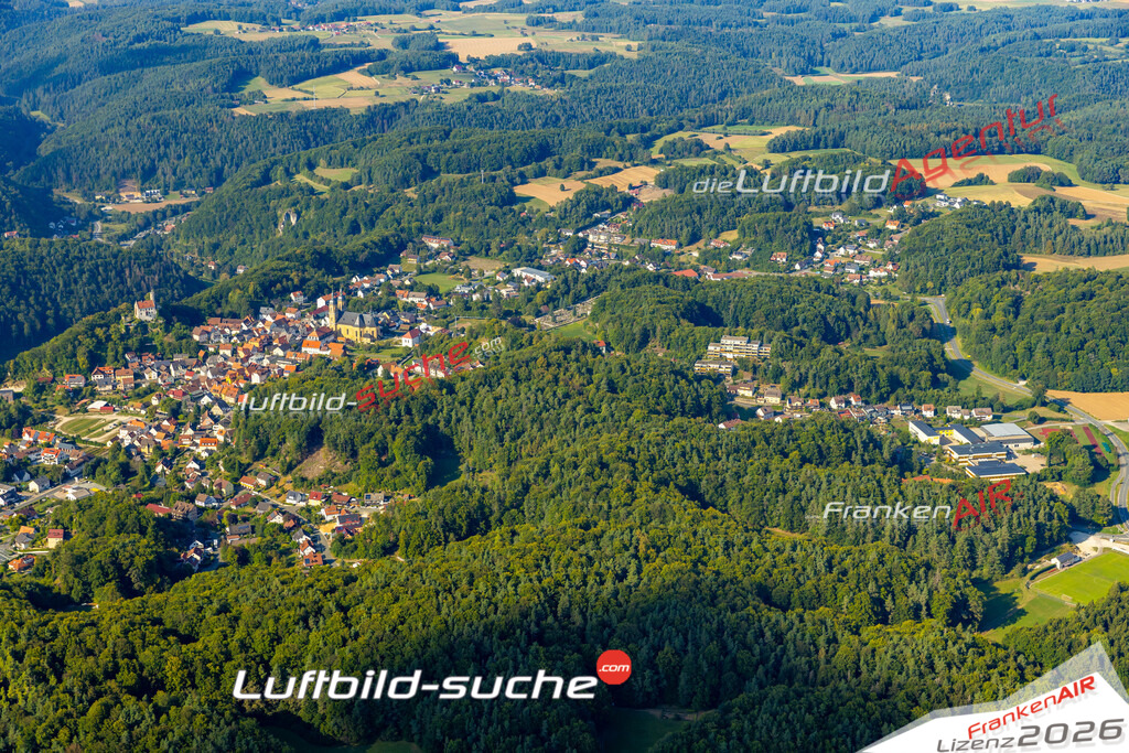 Das Luftbild zeigt :  Gößweinstein - Die Luftaufnahme wurde 2024 vom UL-Flugzeug aus erstellt ( keine Drohne ) - Hochauflösende Luftaufnahme - Für grossformatige Ausdrucke geeignet. Die Geschenkidee !Mit Lizenz und Bildrechte bestellbar