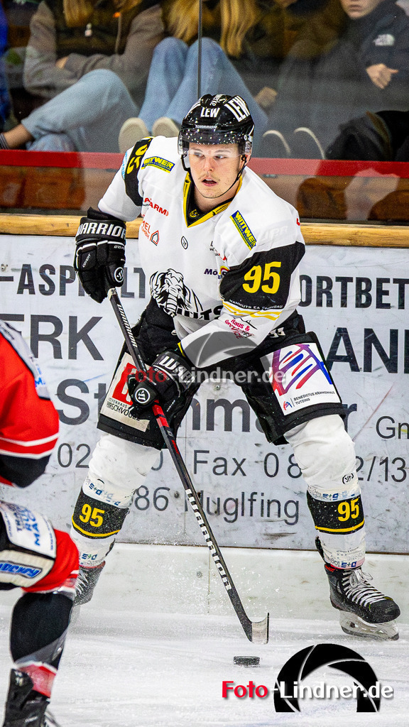 Testspiel TSV Peißenberg Miners vs EA Schongau Mammuts | Eishockey Bayernliga Vorbereitung 2023/2024, Testspiel TSV Peißenberg Miners vs EA Schongau Mammuts
Florian Höfler (Mammuts 95) im Duell gegen Dejan VOGL (Miners 23),
2023-09-22 in Peißenberg (Eisstadion)
Florian Höfler (Mammuts 95), 23 Dejan VOGL (Miners 23)
Copyright: FotoLindner