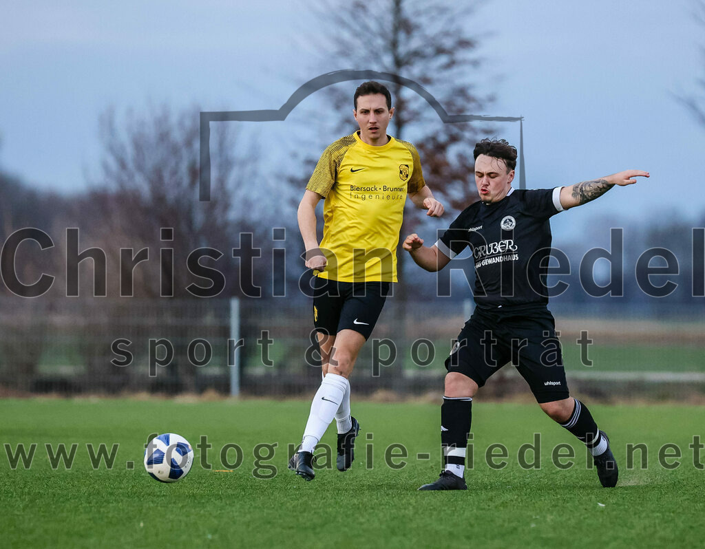 2024-02-17_009_FC_Herzogstadt_gegen_FC_Moosinning_II | Erding, Deutschland, 17.02.2024:
Fußball, Kreisklasse 2023 / 2024, Testspiel, FC Herzogstadt gegen FC Moosinning II, Endergebnis: 2:2

Benedikt Thumbs (FC Moosinning, #10), Luis Bigalke (FC Herzogstadt, #8)

Foto: Christian Riedel / fotografie-riedel.net