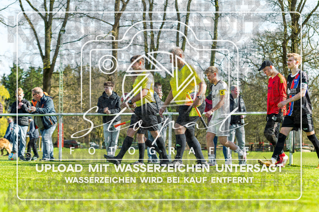 FGFS-LEN-1000 | Michael Boettrich (Schiedsrichter) und Peter Paech (Schiedsrichterassistent) beim Herren Kreisliga HK Spiel zwischen FG Fulde-Stellichte und Eintracht Leinetal im Fulder Zentralstadion, Fulde (Simon Paul Stopat) - Realisiert mit Pictrs.com