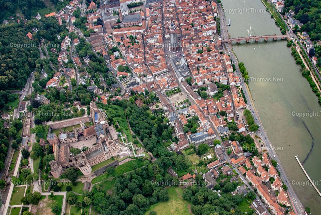 DSC_3529 | Luftbild des Heidelberger Schlosses, eines der bekanntesten Wahrzeichen Deutschlands. Hoch über der Altstadt von Heidelberg gelegen, thront die imposante Schlossruine am Hang des Königstuhls und bietet einen spektakulären Blick auf das Neckartal. Die Kombination aus historischer Architektur, weitläufiger Schlossanlage und der malerischen Altstadt macht das Heidelberger Schloss zu einem der beliebtesten Fotomotive in Baden-Württemberg.Die Aufnahme aus der Luft zeigt eindrucksvoll die Dimensionen der Anlage sowie ihre einzigartige Lage über dem Neckar und der Altstadt. Das Heidelberger Schloss steht sinnbildlich für Romantik, Geschichte und Kultur und zieht Besucher aus aller Welt an. Dieses Bild eignet sich ideal als Wandbild oder für redaktionelle Beiträge über Heidelberg und die Kurpfalz.