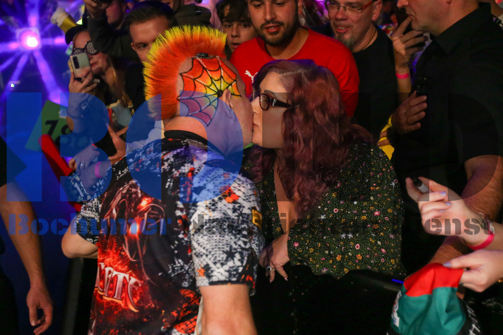  29.10.2023 - 
 | Sebastian Sendlak / Bochumer Nachrichtendienst (BOND) - PDC European Darts Championship: Viertelfinale {Persons shown} - Realisiert mit Pictrs.com