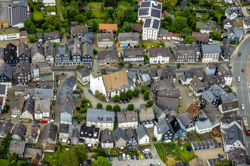 BadLaasphe240709396 | Luftbild, evang. Stadtkirche und Kirchplatz im Ortszentrum mit historischen Fachwerkhäusern, grüne Bäume, Bad Laasphe, Wittgensteiner Land, Nordrhein-Westfalen, Deutschland