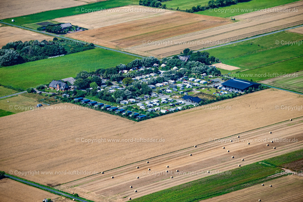 Sylt_Morsum_Domo_Glamping_Camp_Campinplatz_Sylt_ELS_5131130825 | MORSUM 13.08.2025 Wohnwagen und Zelte- Campingplatz - und Zeltplatz " Mühlenhof " in Morsum auf der Insel Sylt im Bundesland Schleswig-Holstein, Deutschland. // Camping with caravans and tents in Morsum at the island Sylt in the state Schleswig-Holstein, Germany. Foto: Martin Elsen