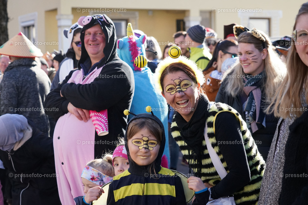 news-2023-Feb16-Unsinniger_Fasching_Reutte-sony-DSC02558 | Info aus dem Bezirk Reutte/Ausserfern Tirol sowie eine umfangreiche Bilddatenbank über die gesamte Region: Lechtal, Talkessel Reutte, Tannheimertal, Zwischentoren. Lech, Plansee, Zugspitze, Grenztunnel, B179, Fernpassstraße, Verkehr, Lawinen, Tradition, - Realisiert mit Pictrs.com