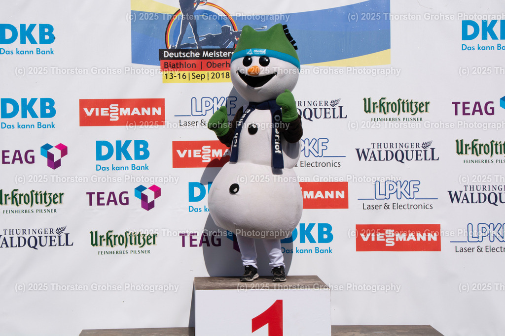 Deutsche Meisterschaften Biathlon 2018 | Deutsche Meisterschaften Biathlon 2018, Massenstart Frauen am 15.09.2018 in der DKB SKI ARENA in Oberhof, (Deutschland)

Bild: Flocke auf der Siegertreppe - Realisiert mit Pictrs.com