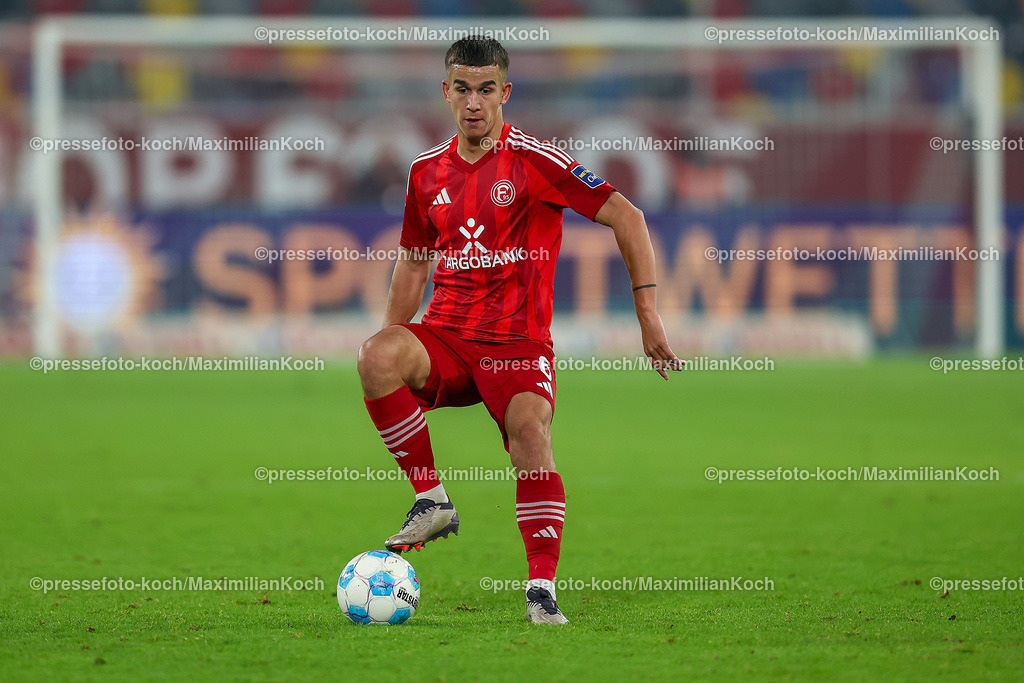 Due0911240109602166 | 09.11.2024, Fußball, Fortuna Düsseldorf - SC Paderborn 07, 2. Bundesliga, Merkur Spiel-Arena, Saison 2024 2025: Giovanni Haag (Fortuna Düsseldorf #6) DFB regulations prohibit any use of photographs as image sequences and or quasi-video.