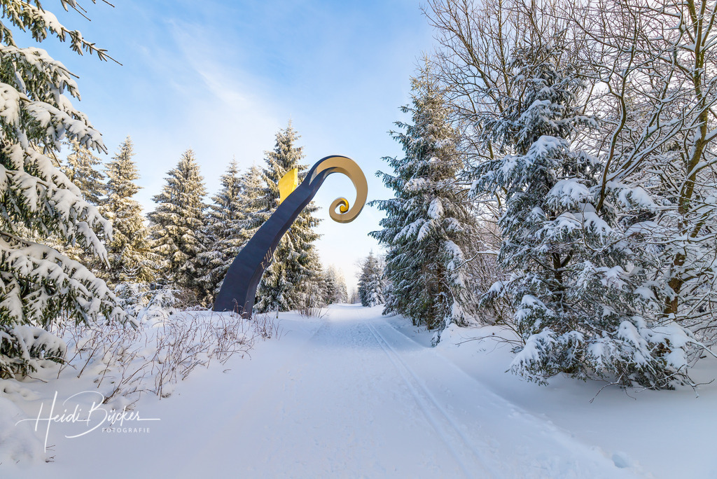 Skulptur Krummstab am Waldskulpturenweg | Die Skulptur Krummstab am Waldskulpturenweg im Winter in Schmallenberg-Schanze - Realisiert mit Pictrs.com