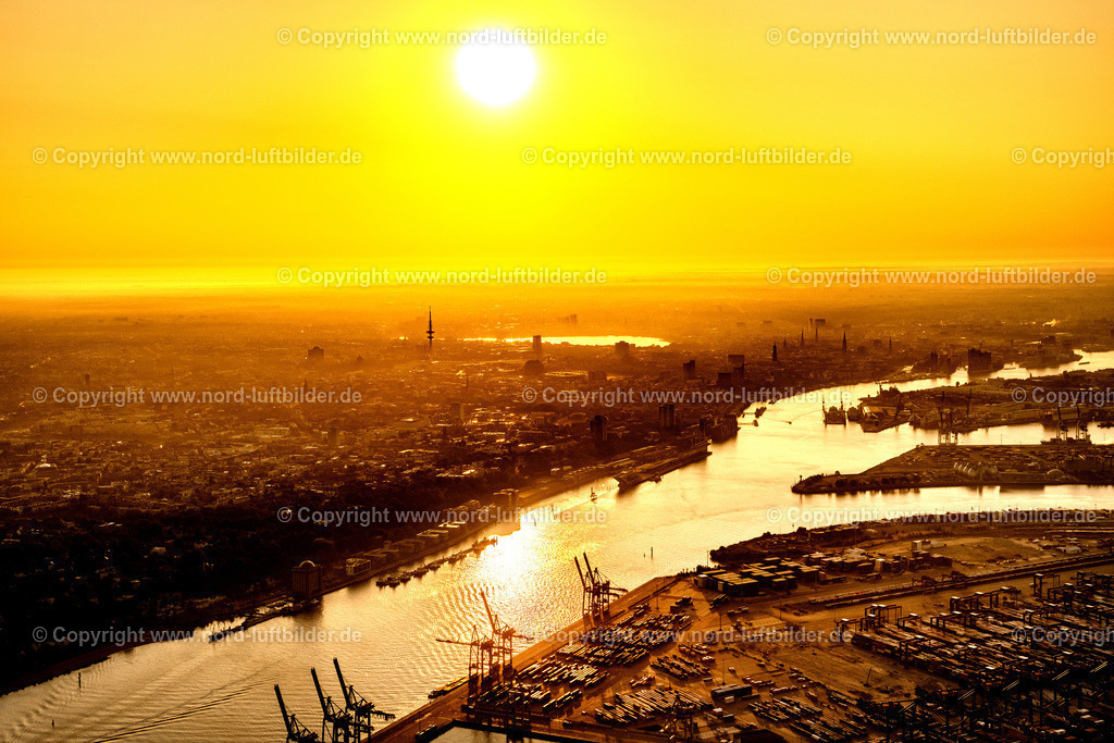 Hamburg_Nebel_Sonnenaufgang_Hafen_ELS_2908050623 | HAMBURG 05.06.2023 Uferbereiche am Flußverlauf der Elbe im Ortsteil Steinwerder in Hamburg, Deutschland. // Riparian zones on the course of the river of the River Elbe in the district Steinwerder in Hamburg, Germany. Foto: Martin Elsen
