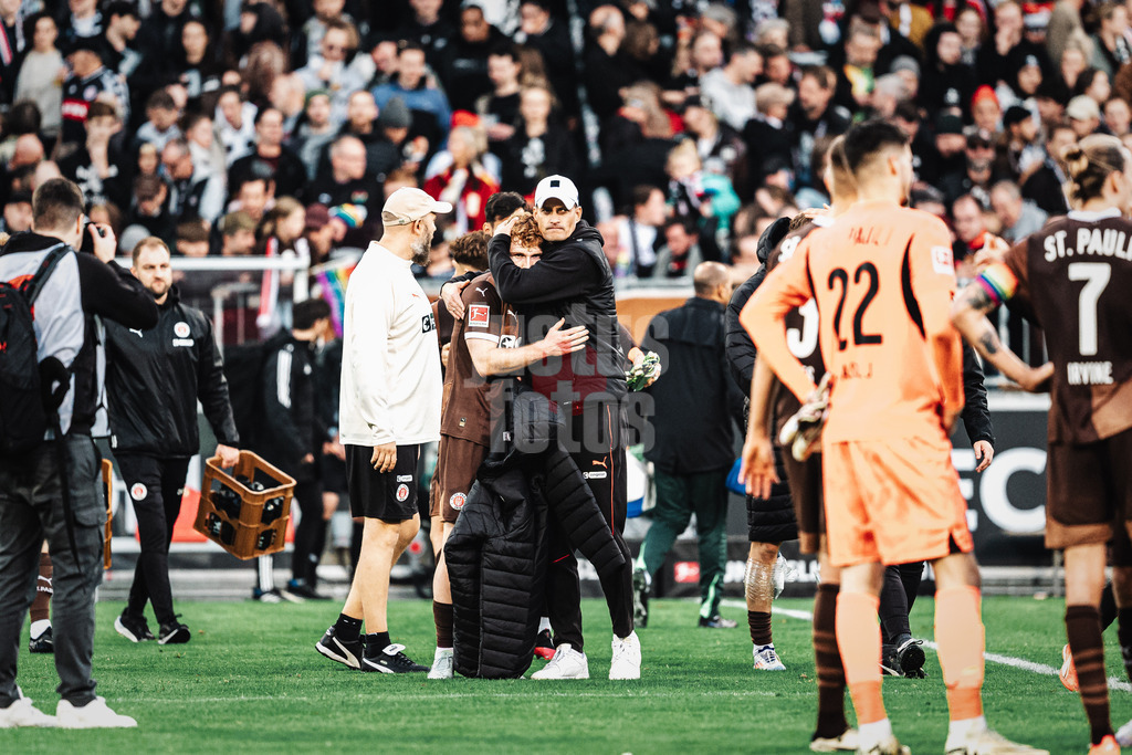 Fußball | Männer | Saison 2024/2025  | Fußball-Bundesliga | 8. Spieltag | FC St. Pauli vs. VfL Wolfsburg | 26.10.2024 | v.l. Robert Wagner (#39, FC St. Pauli) und Trainer Alexander Blessin (FC St. Pauli)