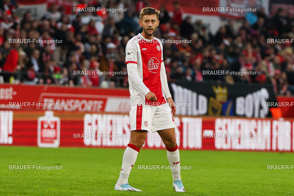 Rot-Weiss Essen - 1.Fc Schweinfurt | Essen, Deutschland, 02.11.2025 Torben Müsel  (Rot-Weiss Essen) schaut während des 3.Liga Spiels zwischen  Rot-Weiss Essen und 1.Fc Schweinfurt am 02.11.2025 im Stadion an der Hafenstraße in Essen. (Foto von Timo Bluhmki-Schmidt/Brauer Fotoagentur
