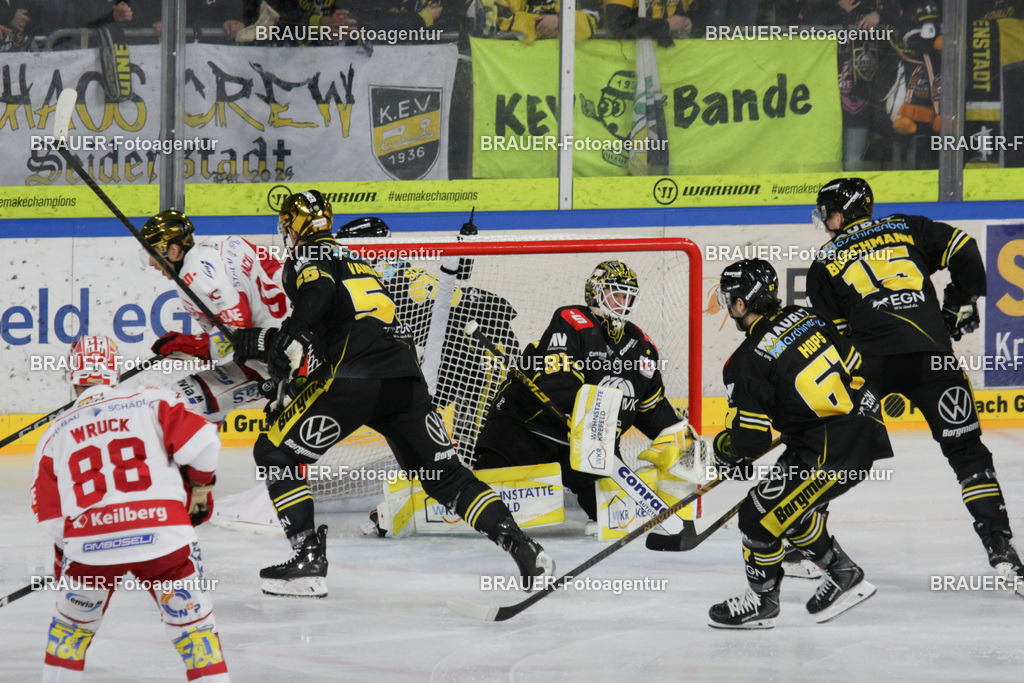 02.11.2025: DEL2  Krefeld Pinguine - Eispiraten Crimmitschau | Krefeld, Deutschland, 02.11.2025: Torwart Felix Bick (Krefeld Pinguine) in Aktion während des DEL2-Spiels zwischen Krefeld Pinguine - Eispiraten Crimmitschau am 02.11. 2025 in der Yayla-Arena in Krefeld, Deutschland. (Foto Ralph Görtz / Brauer-Fotoagentur)