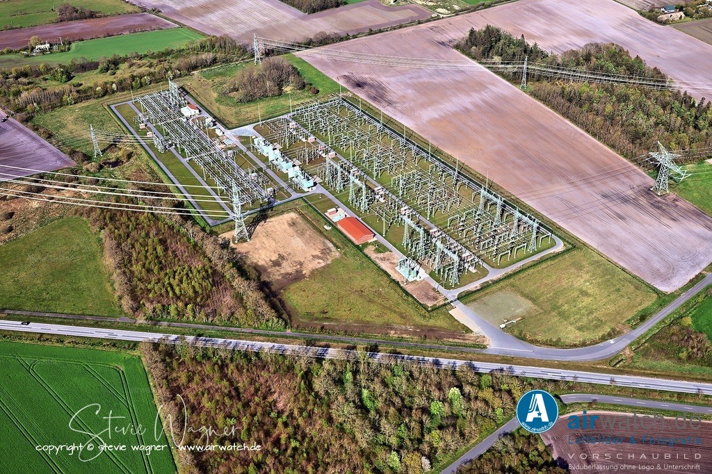 Vollendung der Westküstenleitung im Oktober 2023 - Luftbild | Vollendung der Westküstenleitung: Im Oktober 2023 ging der fünfte und letzte Abschnitt auf deutscher Seite (Klixbüll-Süd – Böglum, ca.  16 km) in Betrieb – damit war die gesamte deutsche Trasse von Brunsbüttel bis zur dänischen Grenze fertig. Die offizielle Inbetriebnahme fand im Umspannwerk Heide statt.