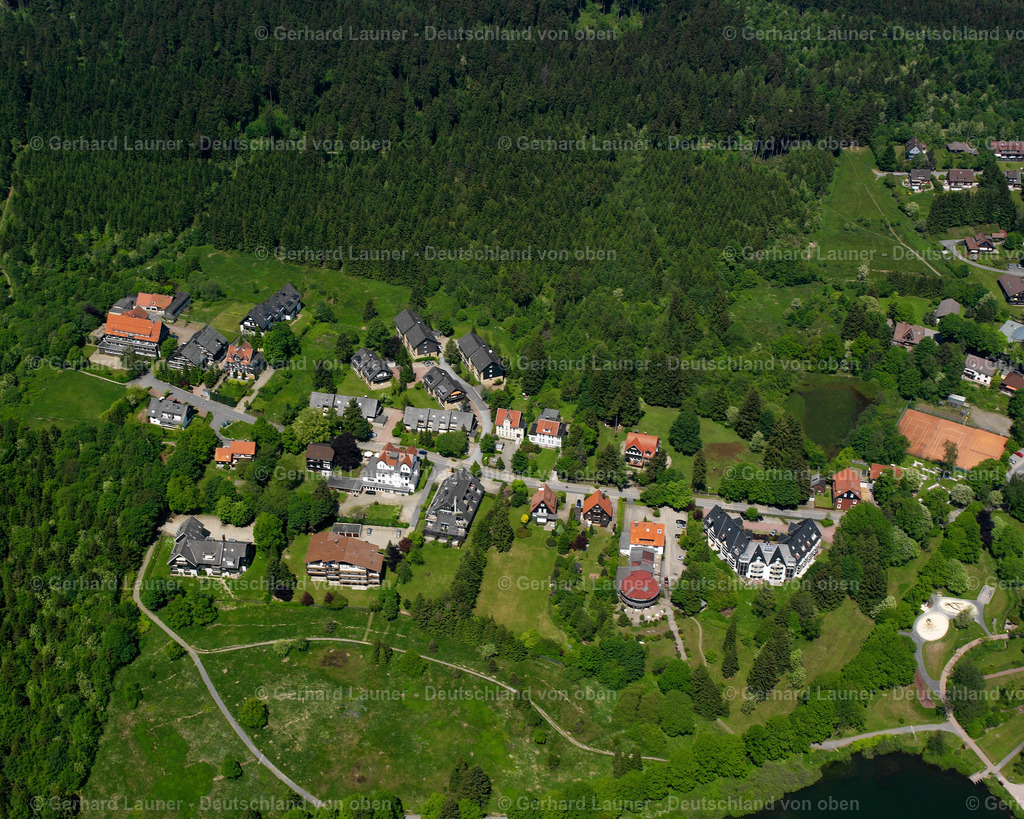 2638636 | HAHNENKLEE-BOCKSWIESE 09.06.2006 Wald- Gebiete und Forstflächen umsäumen das Siedlungsgebiet des Dorfes in Hahnenklee-Bockswiese im Bundesland Niedersachsen, Deutschland // Village - view on the edge of forested areas in Hahnenklee-Bockswiese in the state Lower Saxony, Germany Foto: Gerhard Launer
