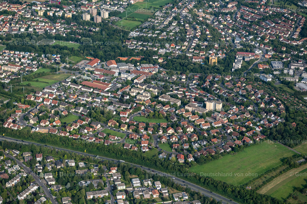 4047913 | WüRZBURG 21.08.2021 Wohngebiet einer Einfamilienhaus- Siedlung an der Heisenbergstraße im Ortsteil Lengfeld in Würzburg im Bundesland Bayern, Deutschland. // Single-family residential area of settlement on Heisenbergstrasse in the district Lengfeld in Wuerzburg in the state Bavaria, Germany. Foto: Gerhard Launer