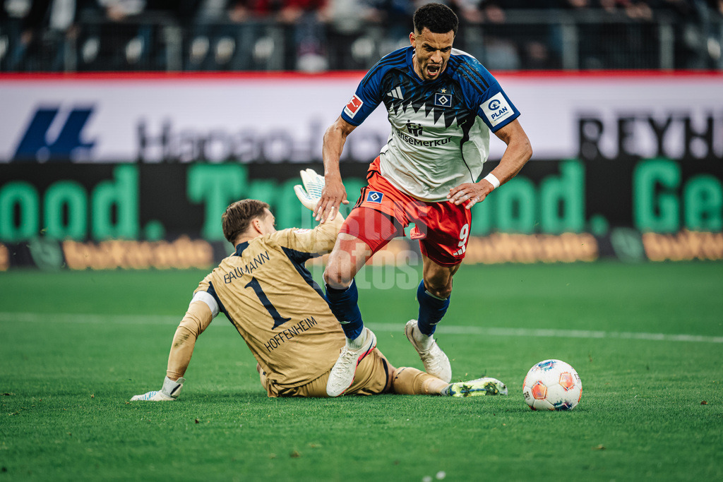 Fußball | Männer | Saison 2025/2026 | 1. Fußball-Bundesliga | 31. Spieltag | Hamburger SV vs. TSG Hoffenheim | 25.04.2026 | v.l. Oliver Baumann (#1, TSG Hoffenheim) foult Robert Glatzel (#9, HSV) es gibt Elfmeter