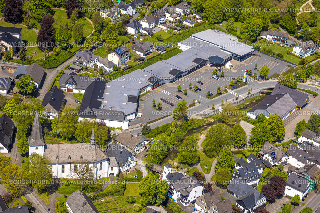 Eslohe230505728 | Luftbild, Kath. Kirche Sankt Peter und Paul, Einkaufszentrum Tölckestraße, Eslohe, Sauerland, Nordrhein-Westfalen, Deutschland