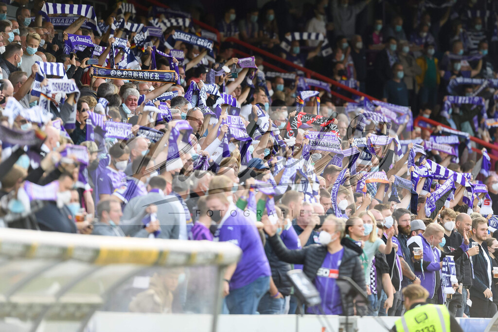 OSNVKO2021090620210906_172 | Fussball, Herren: . Fans vom VfL Osnabrueck beim Spiel der 3. Liga zwischen VfL Osnabrueck und FC Viktoria Koeln im Stadion an der Bremer Bruecke am 06.09.2021 in Osnabrueck, Deutschland.DFB / DFL REGULATIONS PROHIBIT ANY USE OF PHOTOGRAPHS AS IMAGE SEQUENCES AND/OR QUASI-VIDEO. - Realisiert mit Pictrs.com