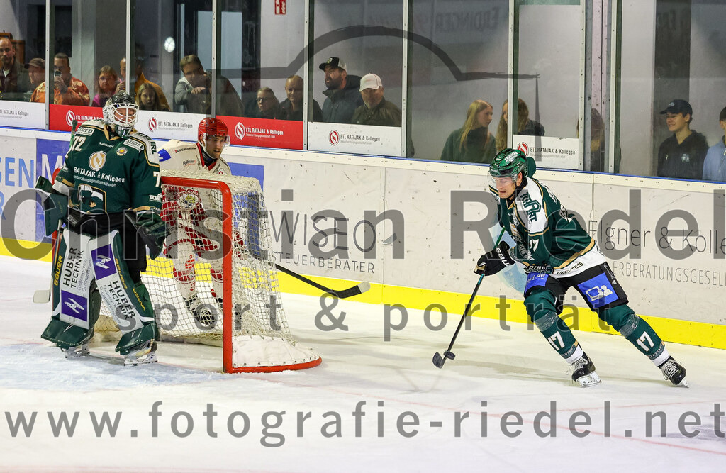 2025-09-12_024_TSV_Erding_gegen_EV_Landshut | Erding, Deutschland, 12.09.2025:Eishockey, Oberliga Süd 2025 / 2026, Testspiel, TSV Erding gegen EV Landshut, Endergebnis: 4:6Torwart David Zabolotny (Erding Gladiators, #72), Elia Ostwald (Erding Gladiators, #17)Foto: Christian Riedel / fotografie-riedel.net